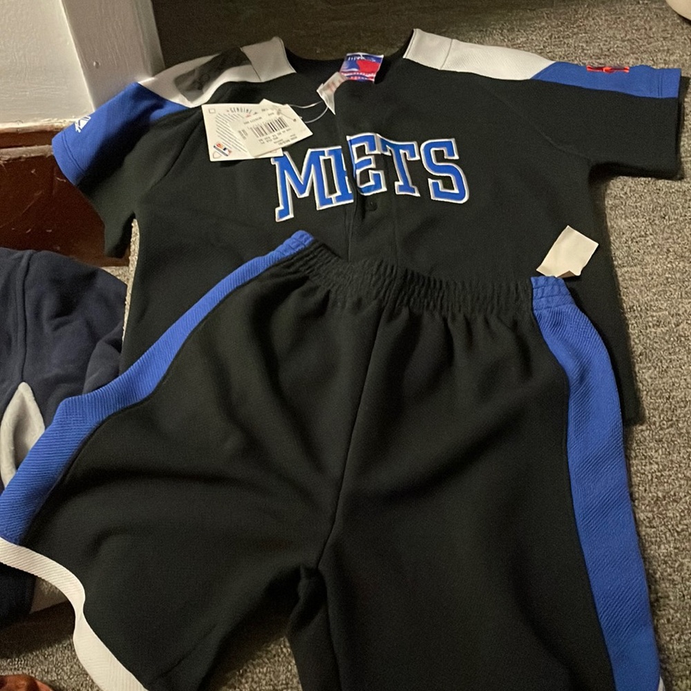 Youth 5/6 NWT short set NY Mets has sticky on shirt shoulder from tag